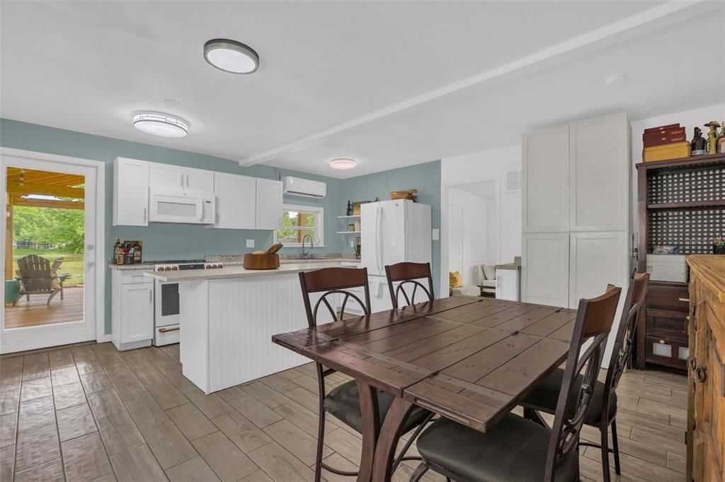 На продажу: $329,999 (2 спален, 1 ванн, 1113 Квадратных фут)