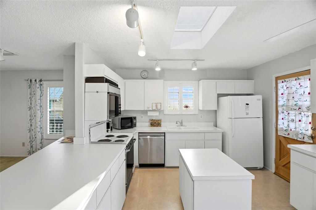 For Sale: $499,900 (2 beds, 2 baths, 1550 Square Feet)