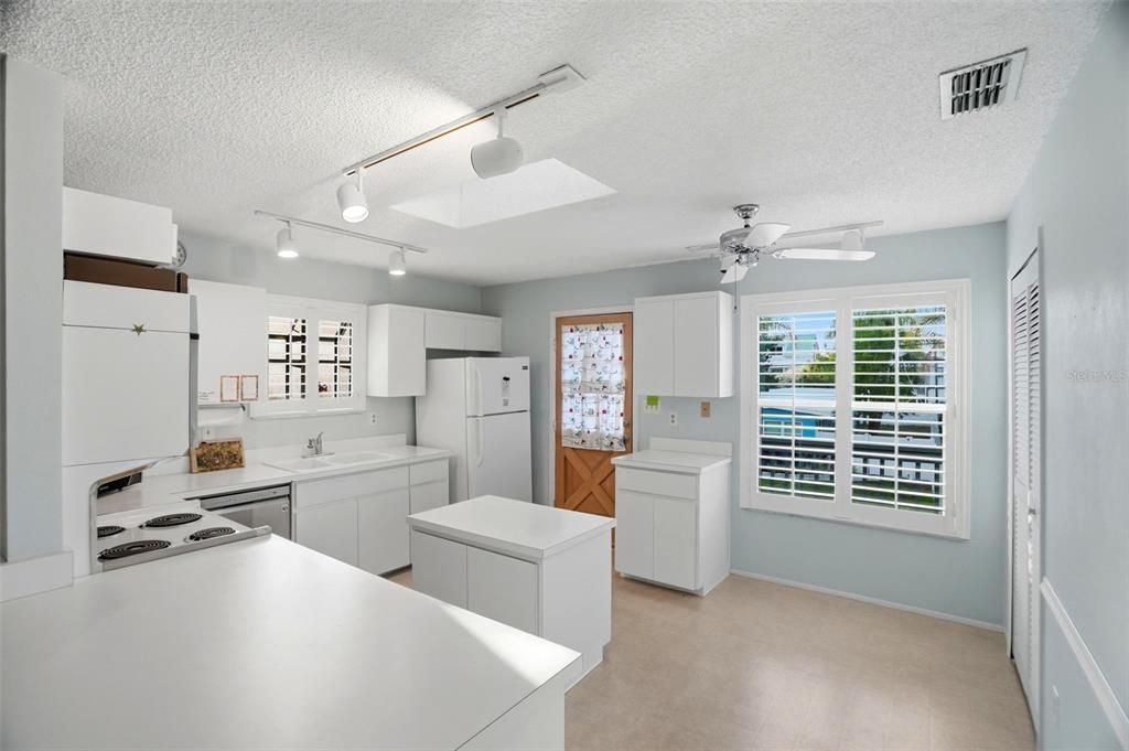 For Sale: $499,900 (2 beds, 2 baths, 1550 Square Feet)