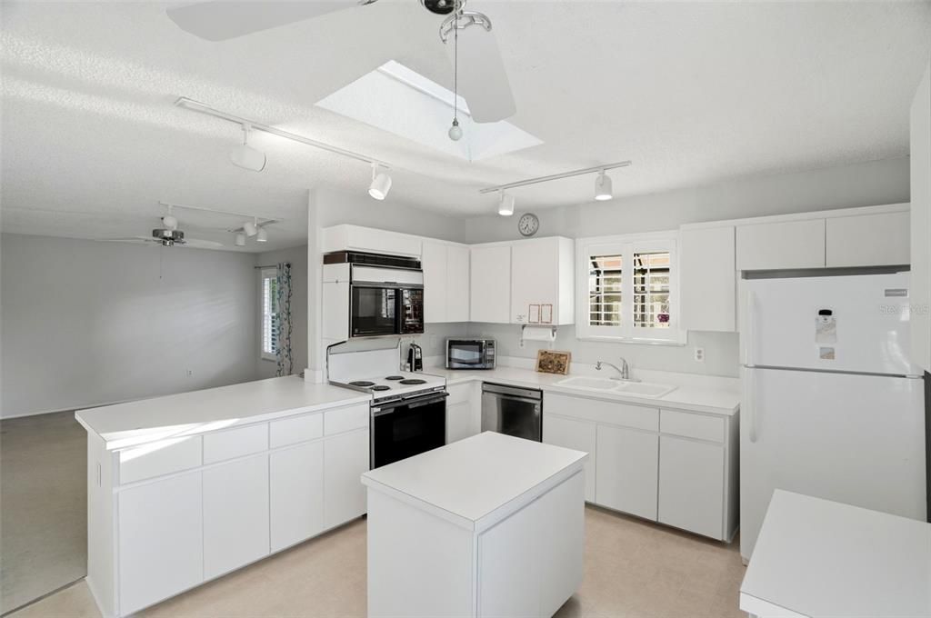 For Sale: $499,900 (2 beds, 2 baths, 1550 Square Feet)