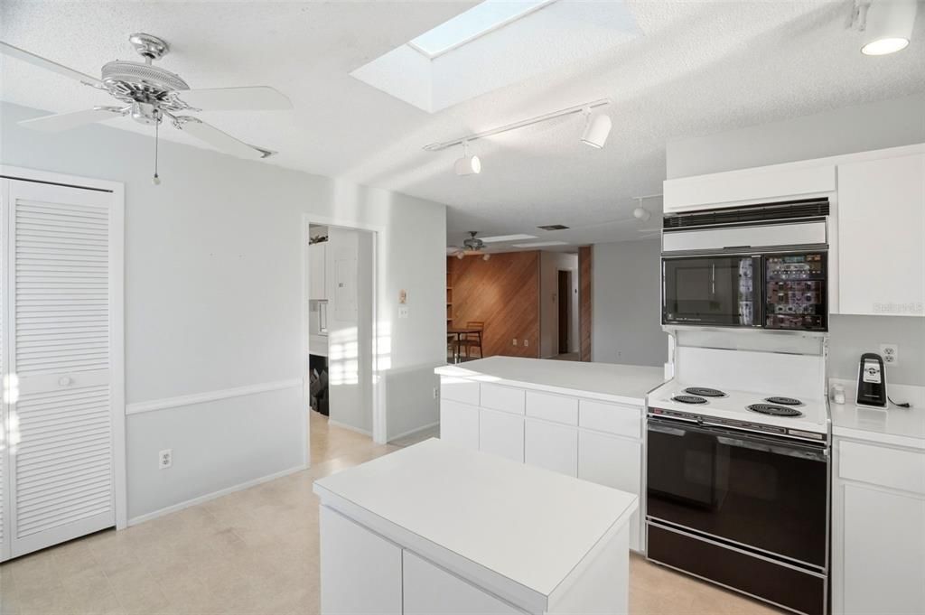 For Sale: $499,900 (2 beds, 2 baths, 1550 Square Feet)
