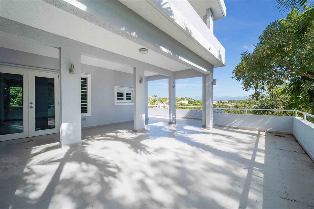 En Venta: $1,375,000 (3 camas, 3 baños, 2236 Pies cuadrados)