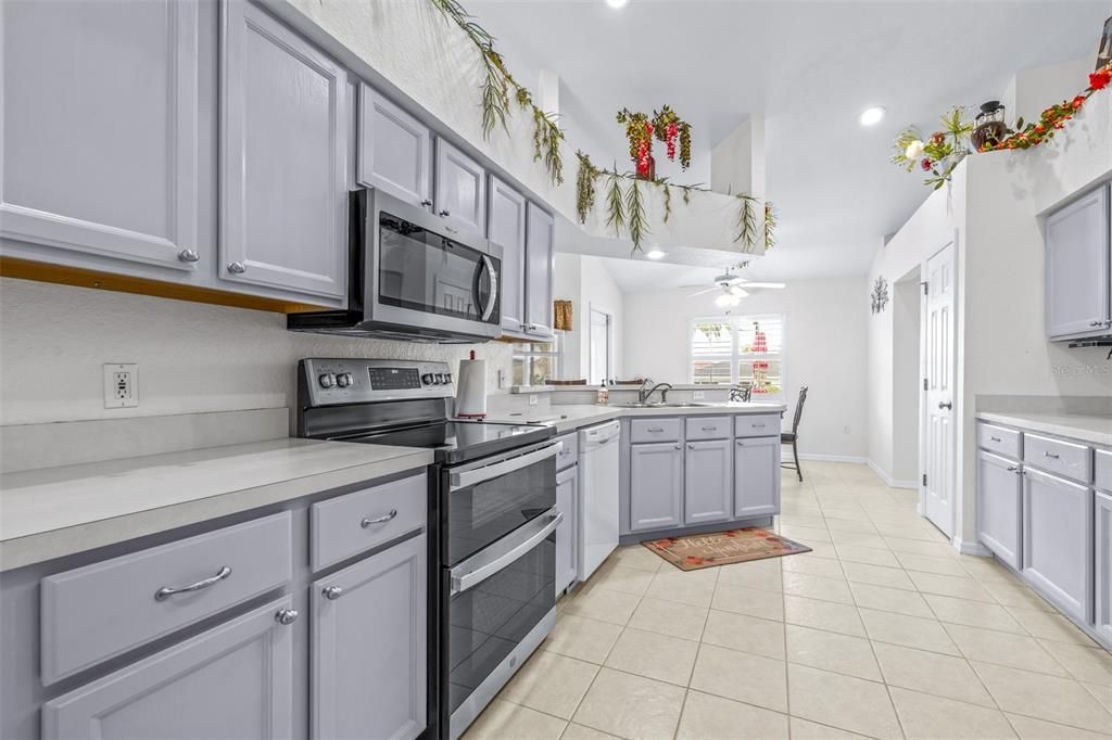 For Sale: $299,500 (2 beds, 2 baths, 1451 Square Feet)