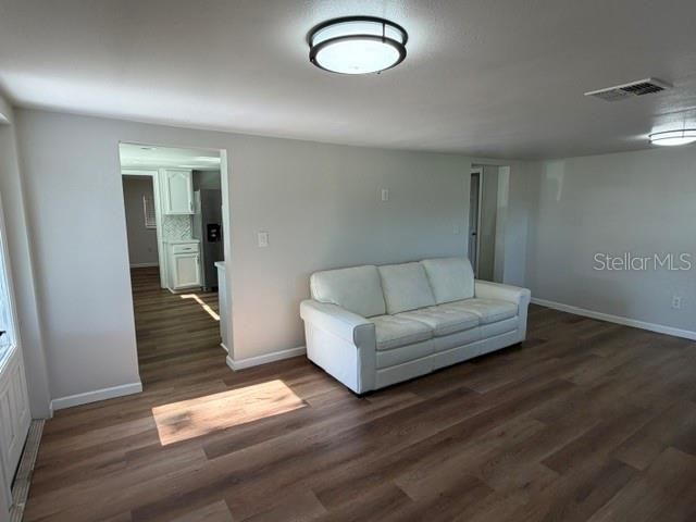 For Rent: $2,300 (3 beds, 1 baths, 1140 Square Feet)