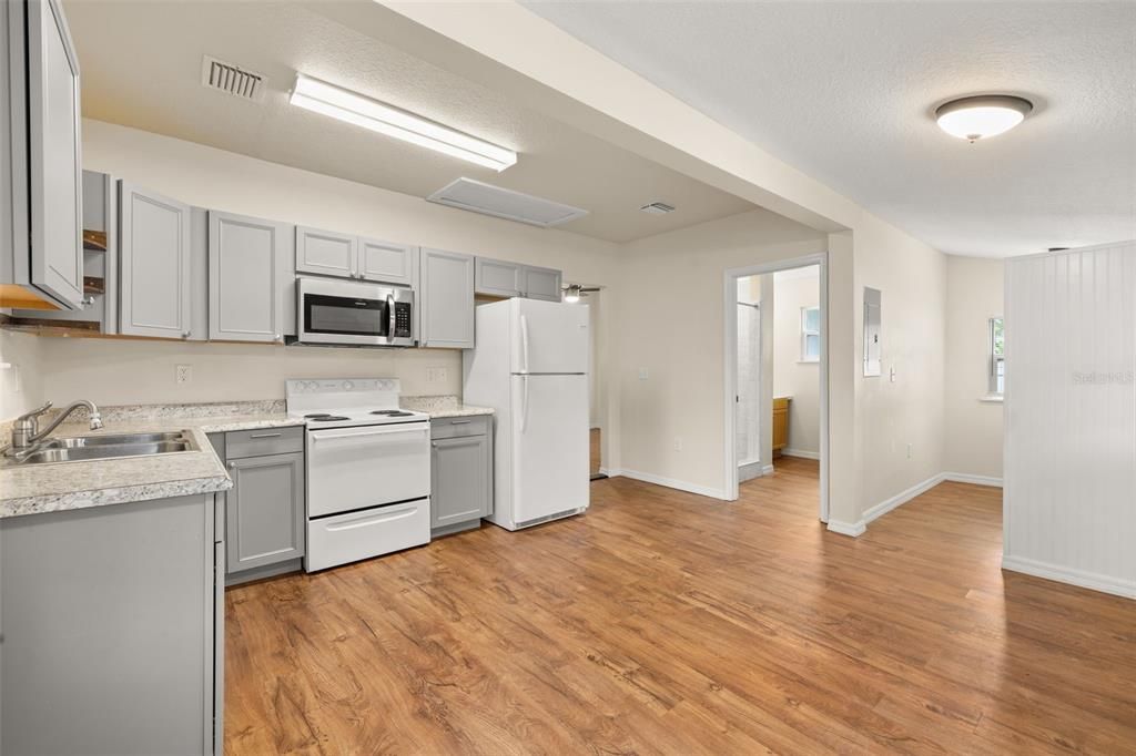 Active With Contract: $375,000 (3 beds, 2 baths, 1346 Square Feet)