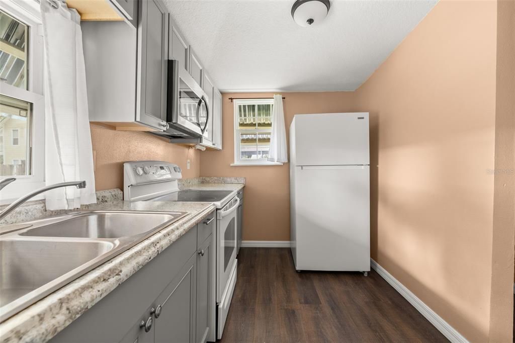 Active With Contract: $375,000 (3 beds, 2 baths, 1346 Square Feet)
