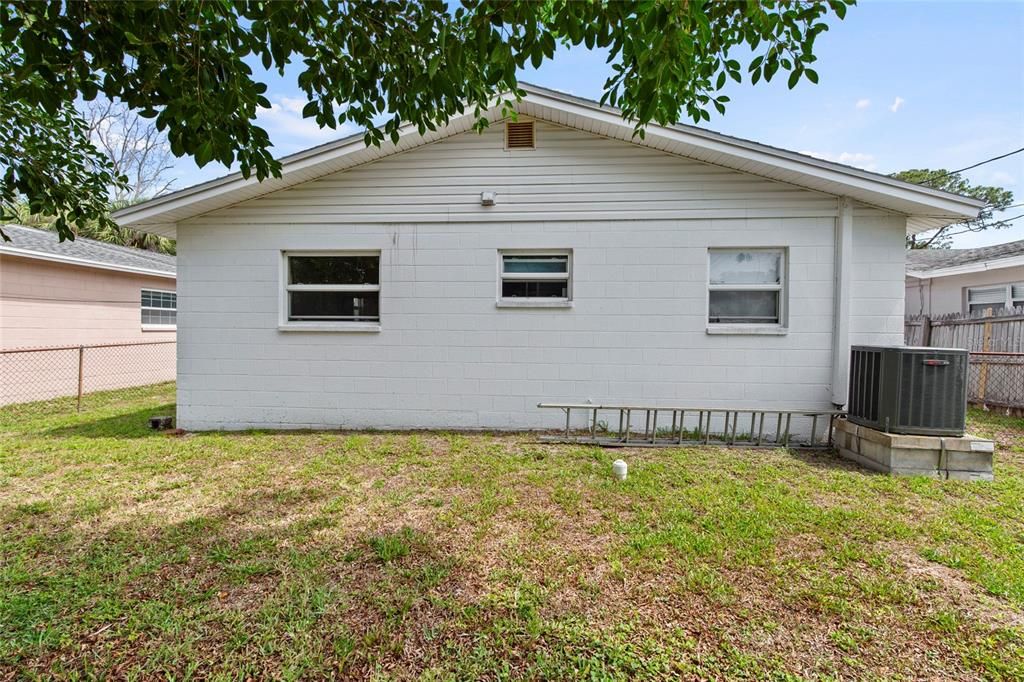 Activo con contrato: $215,000 (2 camas, 1 baños, 945 Pies cuadrados)