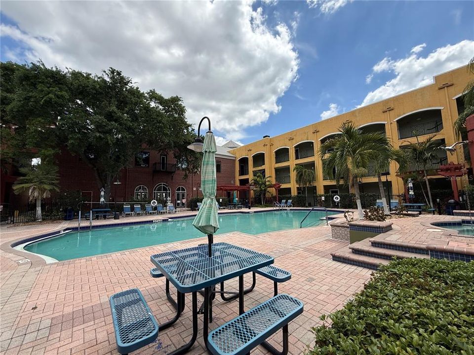 For Sale: $259,999 (2 beds, 2 baths, 1146 Square Feet)