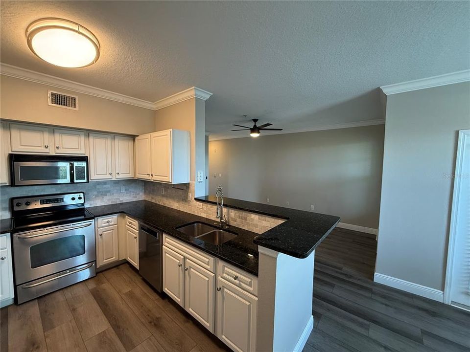 For Sale: $259,999 (2 beds, 2 baths, 1146 Square Feet)