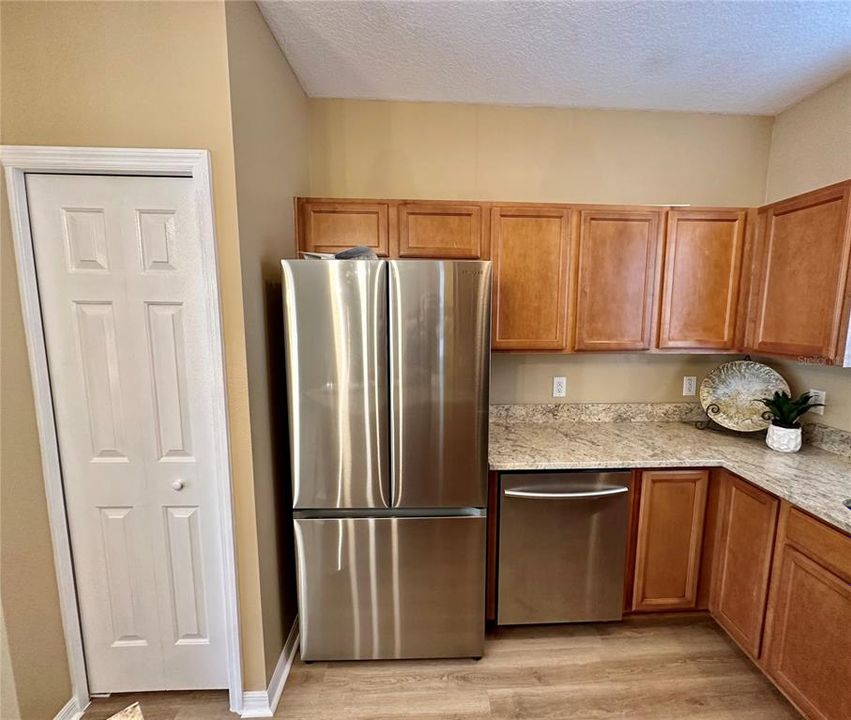 На продажу: $259,900 (2 спален, 1 ванн, 1134 Квадратных фут)