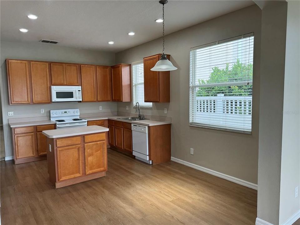 В аренду: $2,595 (4 спален, 2 ванн, 2052 Квадратных фут)