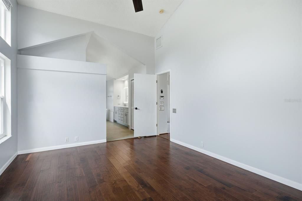 Под контрактом: $779,900 (4 спален, 2 ванн, 2301 Квадратных фут)