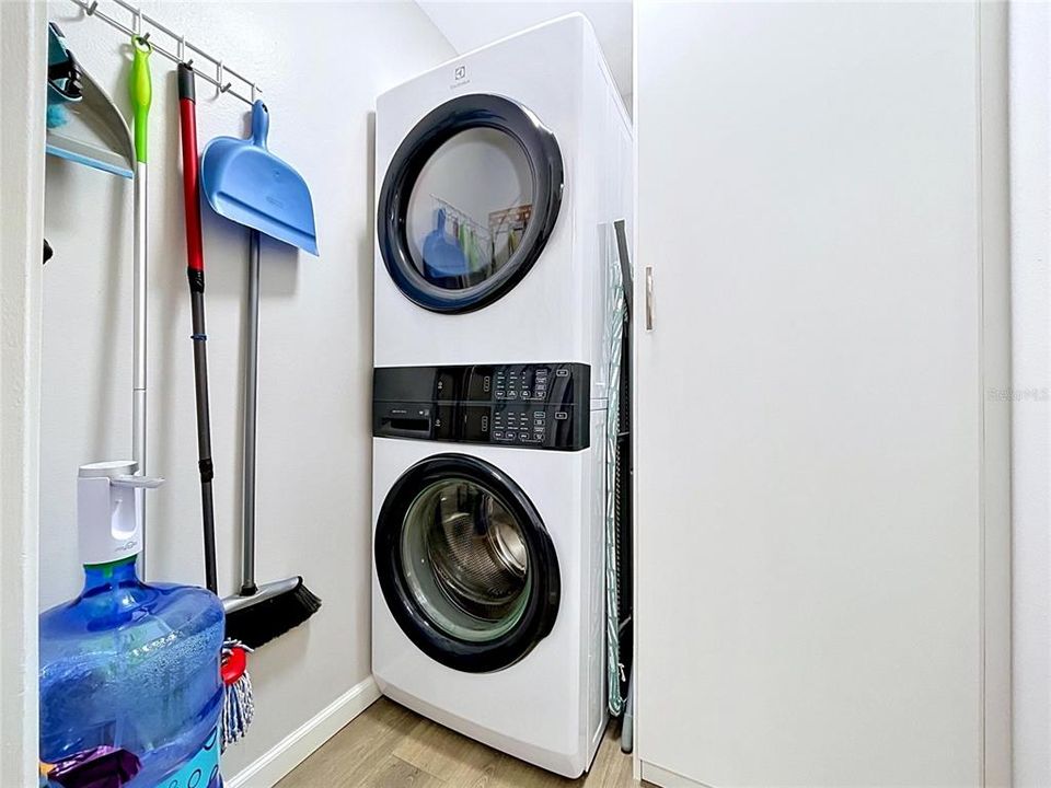 For Sale: $249,500 (2 beds, 2 baths, 1050 Square Feet)