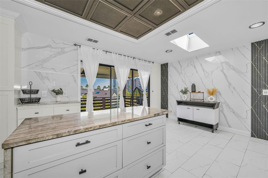 En Venta: $744,900 (4 camas, 3 baños, 3228 Pies cuadrados)