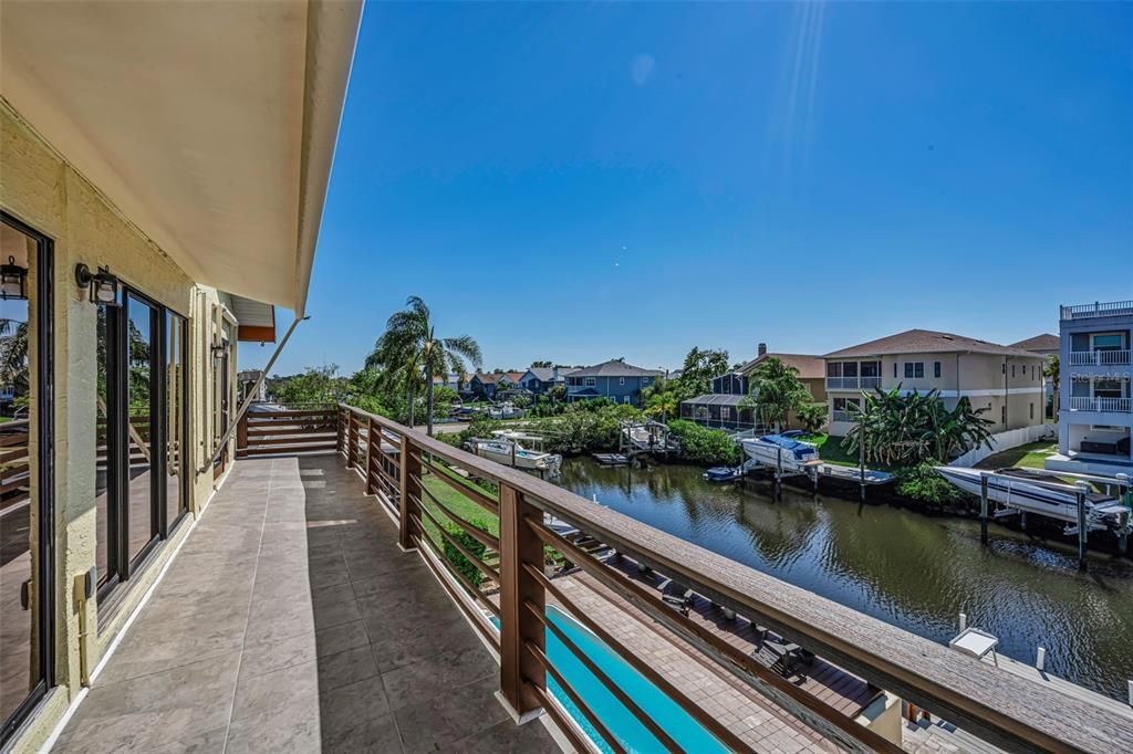 En Venta: $744,900 (4 camas, 3 baños, 3228 Pies cuadrados)