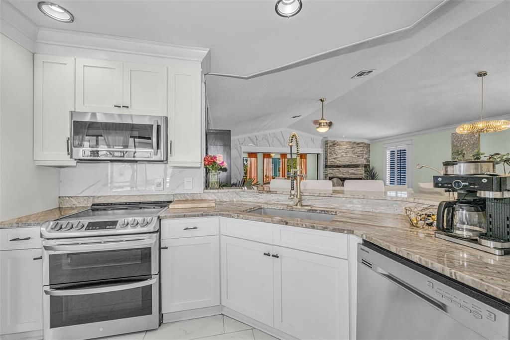En Venta: $744,900 (4 camas, 3 baños, 3228 Pies cuadrados)
