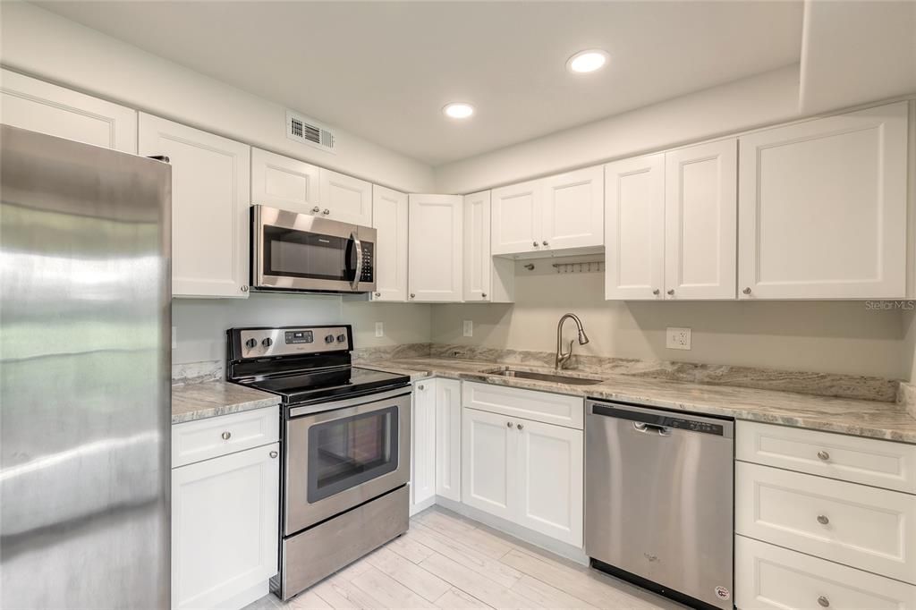 For Sale: $199,900 (2 beds, 2 baths, 1352 Square Feet)