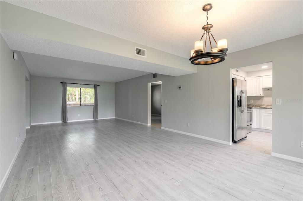 For Sale: $199,900 (2 beds, 2 baths, 1352 Square Feet)