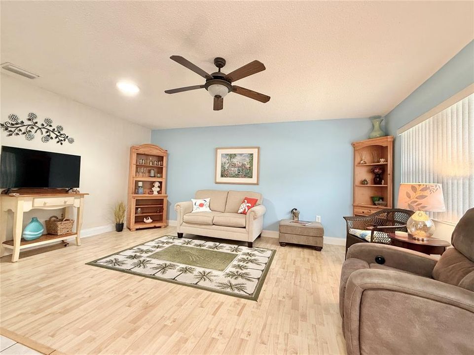 Active With Contract: $119,000 (2 beds, 2 baths, 984 Square Feet)