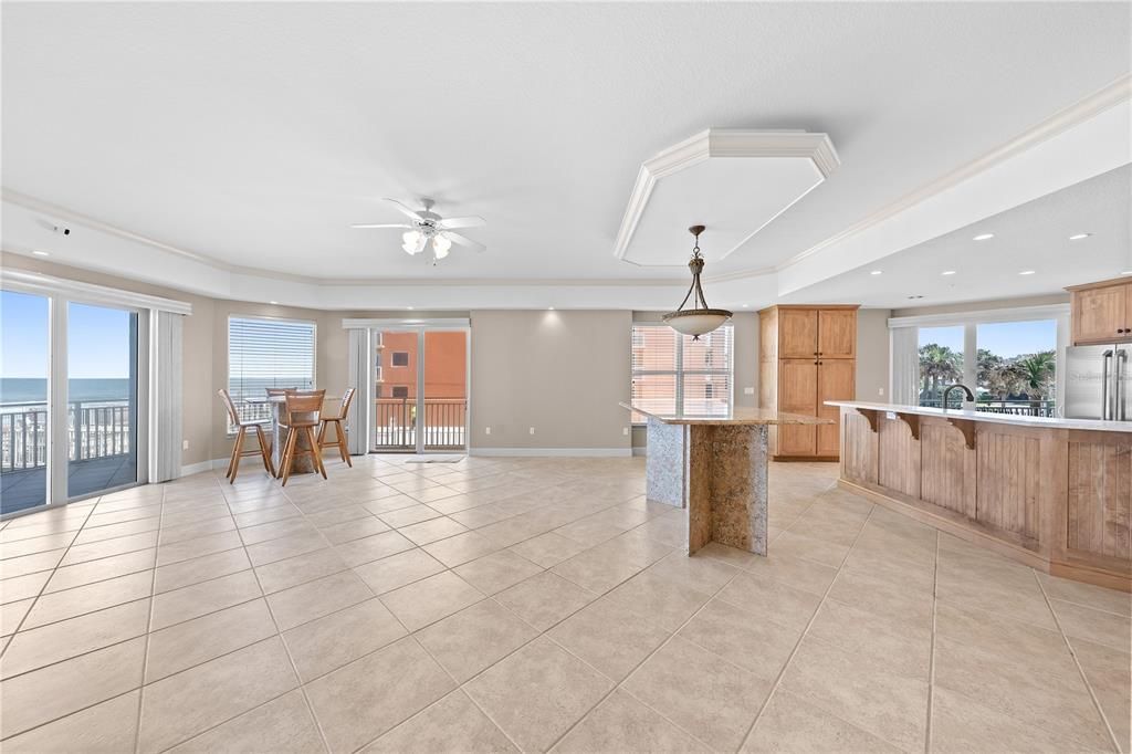 En Venta: $899,000 (3 camas, 3 baños, 2600 Pies cuadrados)