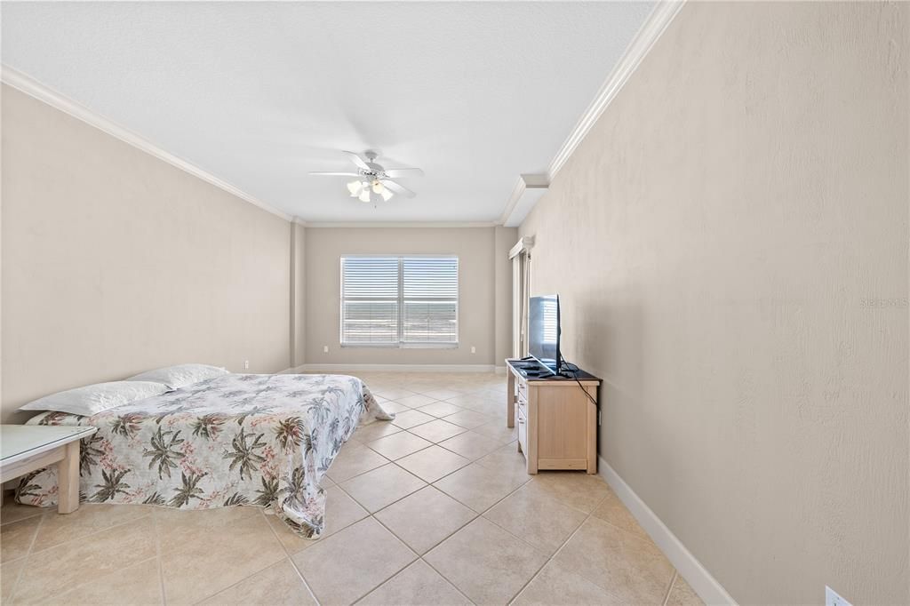 En Venta: $899,000 (3 camas, 3 baños, 2600 Pies cuadrados)