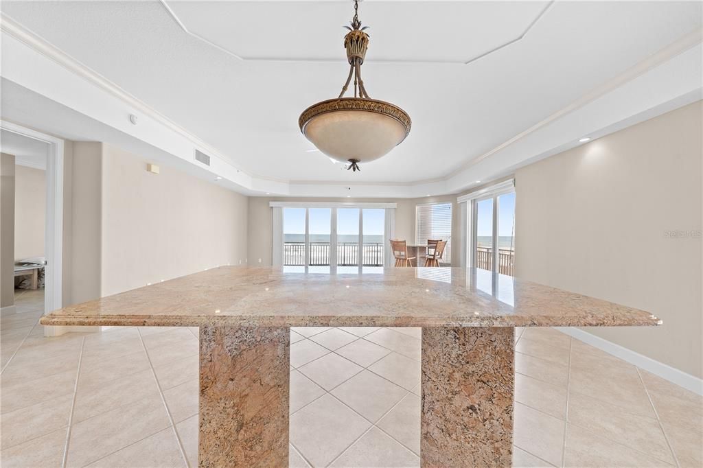 En Venta: $899,000 (3 camas, 3 baños, 2600 Pies cuadrados)