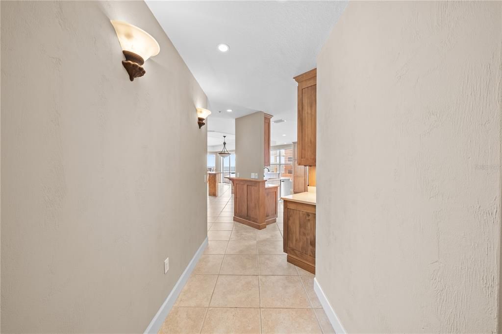 En Venta: $899,000 (3 camas, 3 baños, 2600 Pies cuadrados)