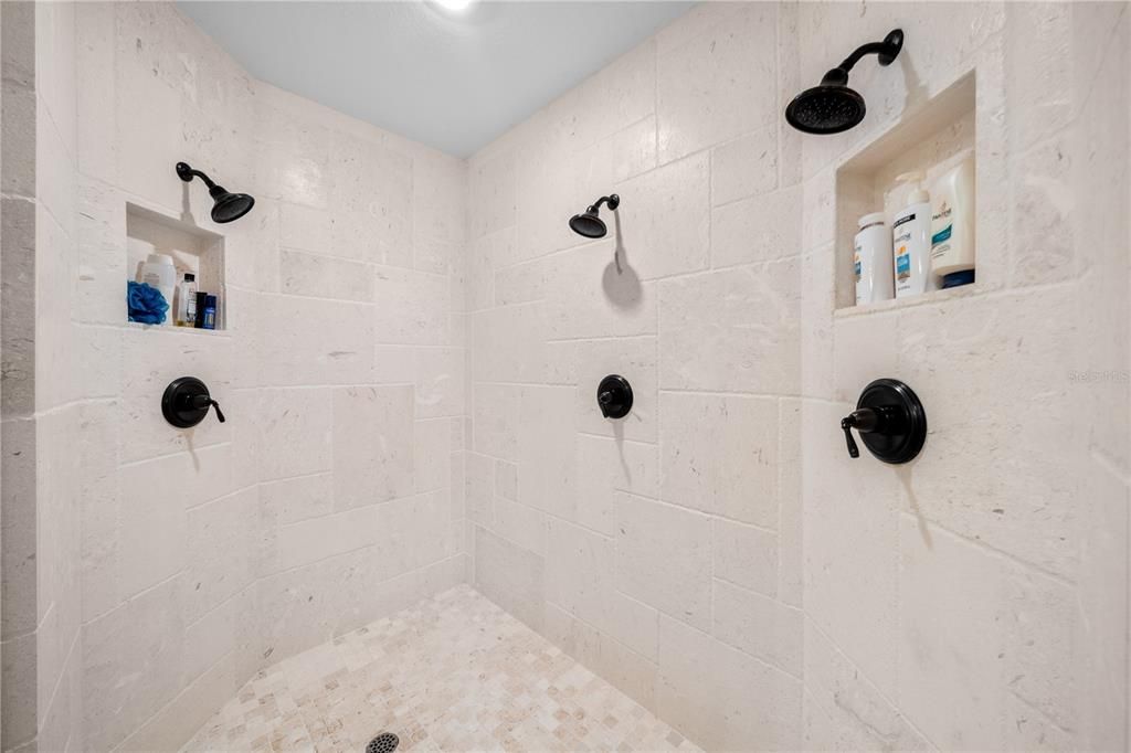 En Venta: $899,000 (3 camas, 3 baños, 2600 Pies cuadrados)