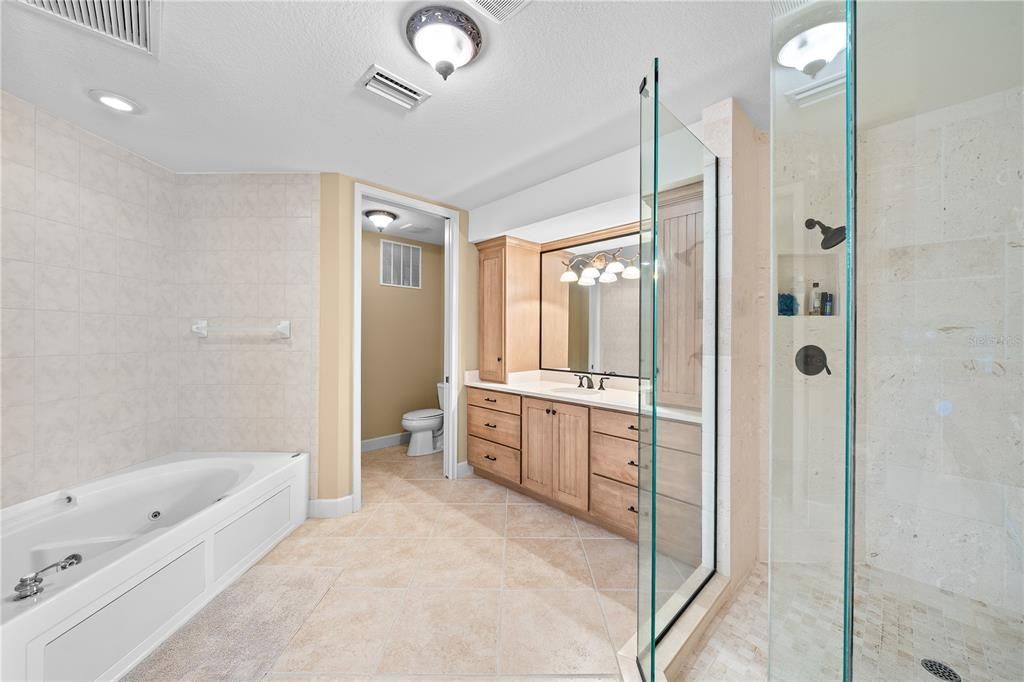 En Venta: $899,000 (3 camas, 3 baños, 2600 Pies cuadrados)