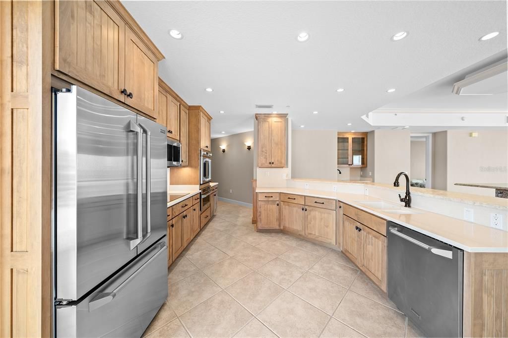 En Venta: $899,000 (3 camas, 3 baños, 2600 Pies cuadrados)