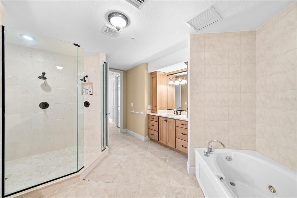 En Venta: $899,000 (3 camas, 3 baños, 2600 Pies cuadrados)