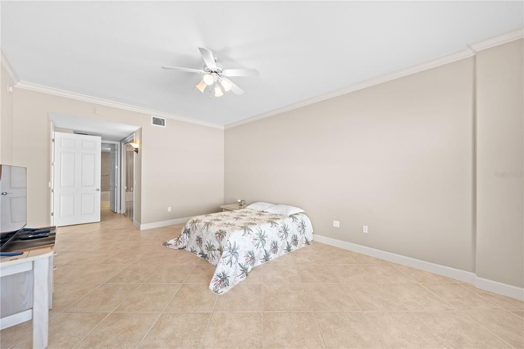 En Venta: $899,000 (3 camas, 3 baños, 2600 Pies cuadrados)