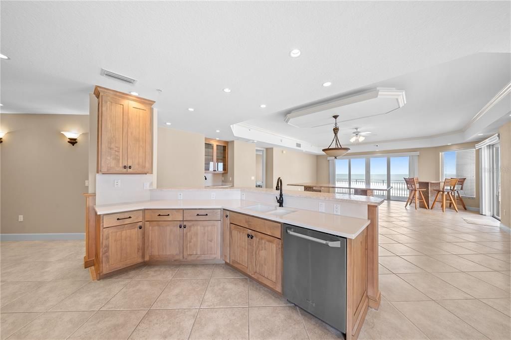 En Venta: $899,000 (3 camas, 3 baños, 2600 Pies cuadrados)