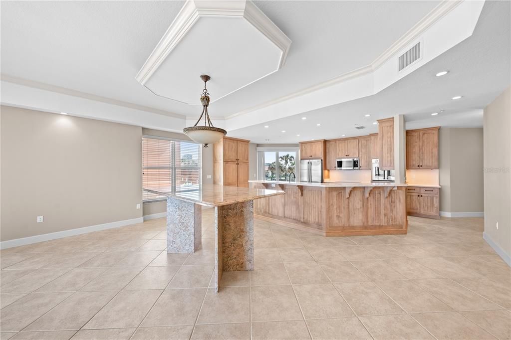 En Venta: $899,000 (3 camas, 3 baños, 2600 Pies cuadrados)