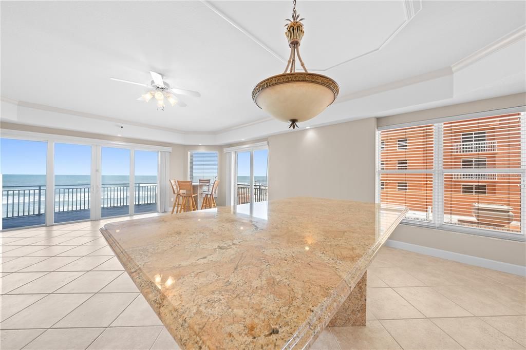 En Venta: $899,000 (3 camas, 3 baños, 2600 Pies cuadrados)