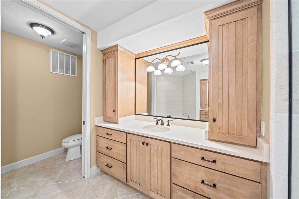 En Venta: $899,000 (3 camas, 3 baños, 2600 Pies cuadrados)