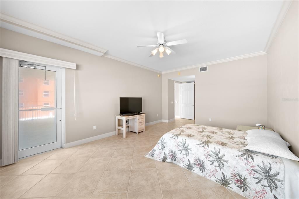 En Venta: $899,000 (3 camas, 3 baños, 2600 Pies cuadrados)