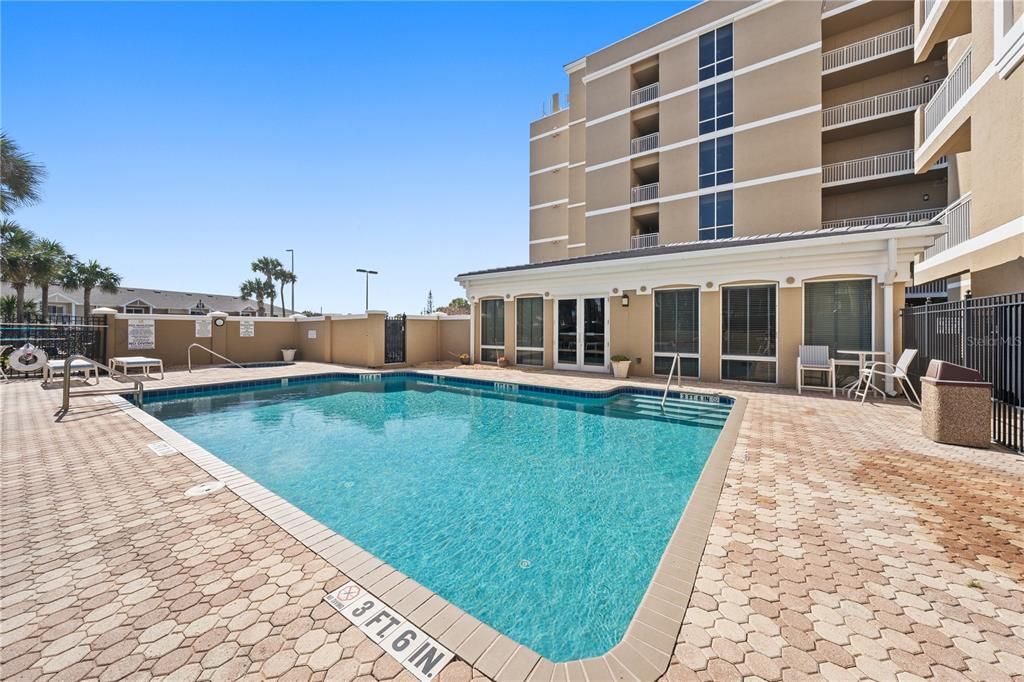 En Venta: $899,000 (3 camas, 3 baños, 2600 Pies cuadrados)