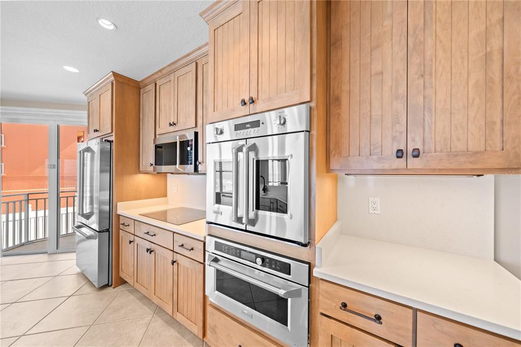 En Venta: $899,000 (3 camas, 3 baños, 2600 Pies cuadrados)