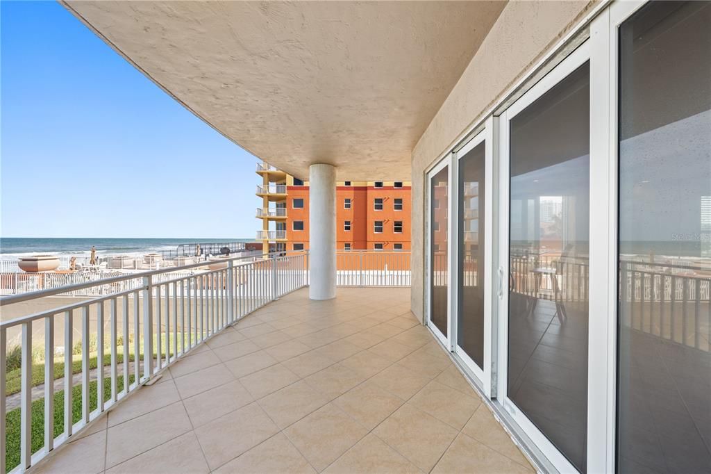 En Venta: $899,000 (3 camas, 3 baños, 2600 Pies cuadrados)