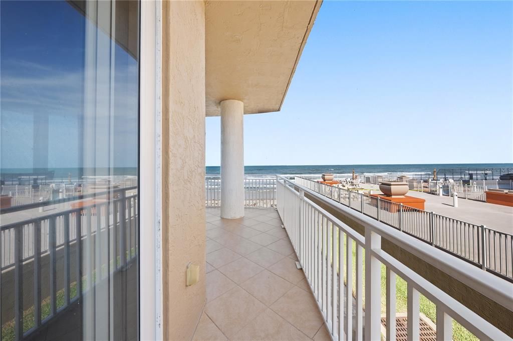 En Venta: $899,000 (3 camas, 3 baños, 2600 Pies cuadrados)