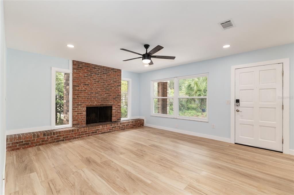 Active With Contract: $369,900 (3 beds, 2 baths, 1242 Square Feet)