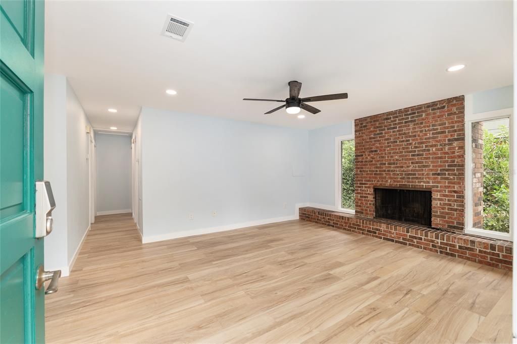 Active With Contract: $369,900 (3 beds, 2 baths, 1242 Square Feet)