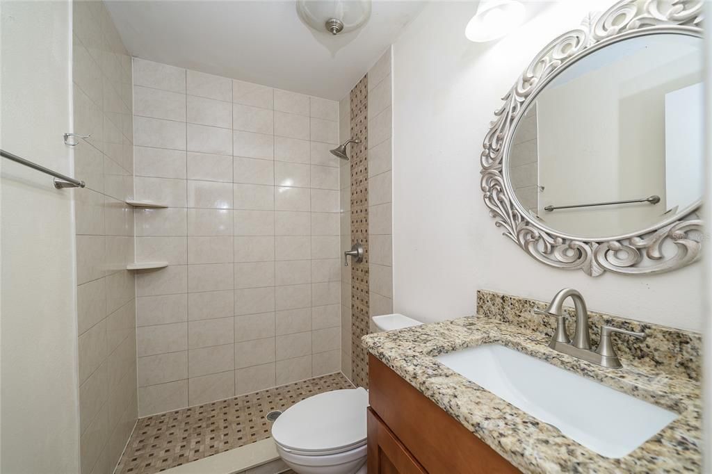 Activo con contrato: $230,000 (2 camas, 2 baños, 976 Pies cuadrados)