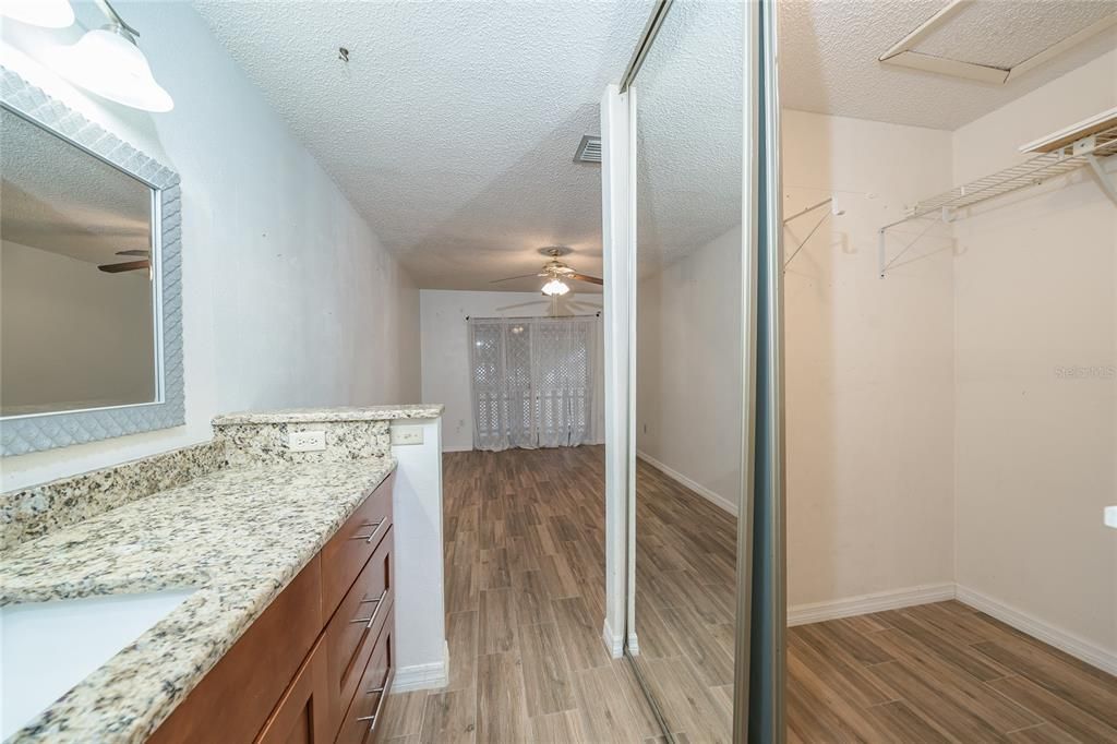 Activo con contrato: $230,000 (2 camas, 2 baños, 976 Pies cuadrados)