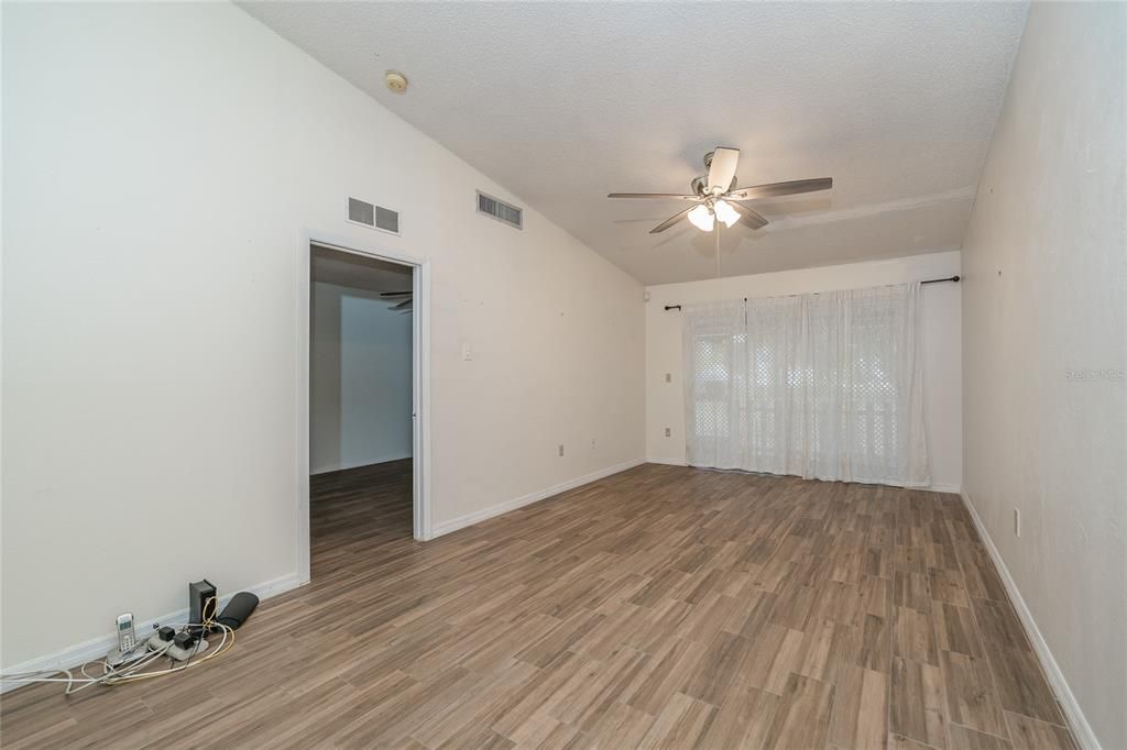 Activo con contrato: $230,000 (2 camas, 2 baños, 976 Pies cuadrados)