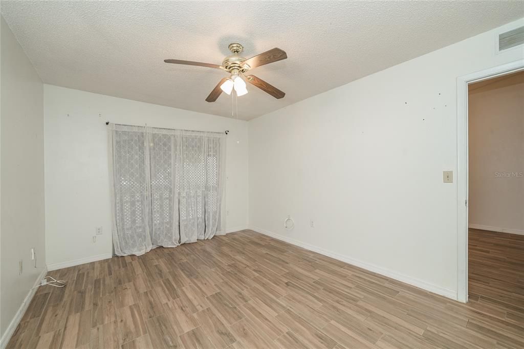 Activo con contrato: $230,000 (2 camas, 2 baños, 976 Pies cuadrados)