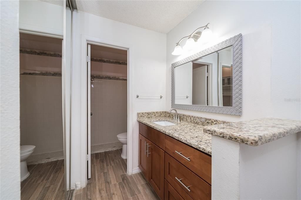Activo con contrato: $230,000 (2 camas, 2 baños, 976 Pies cuadrados)