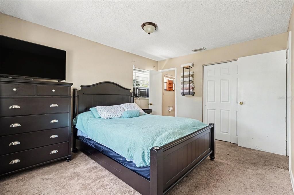 For Sale: $290,000 (4 beds, 2 baths, 1239 Square Feet)