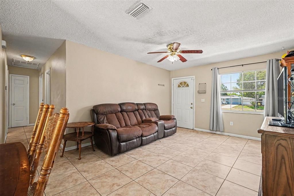 For Sale: $290,000 (4 beds, 2 baths, 1239 Square Feet)